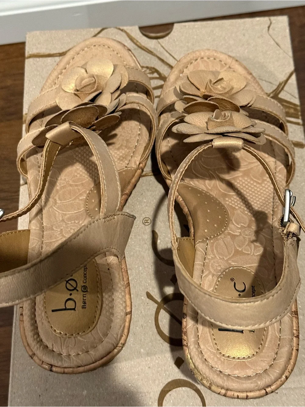 b.o.c. Cornelis Floral wedge sandal (size 8)